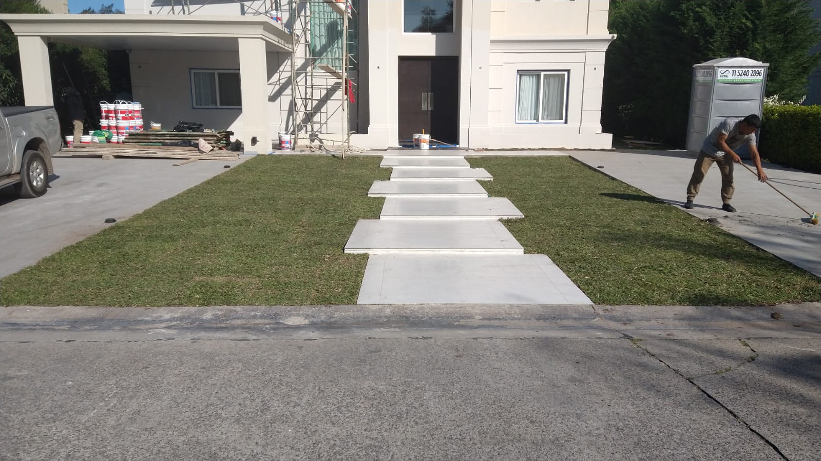 Sendero de losas sobre césped recién colocado en casa moderna